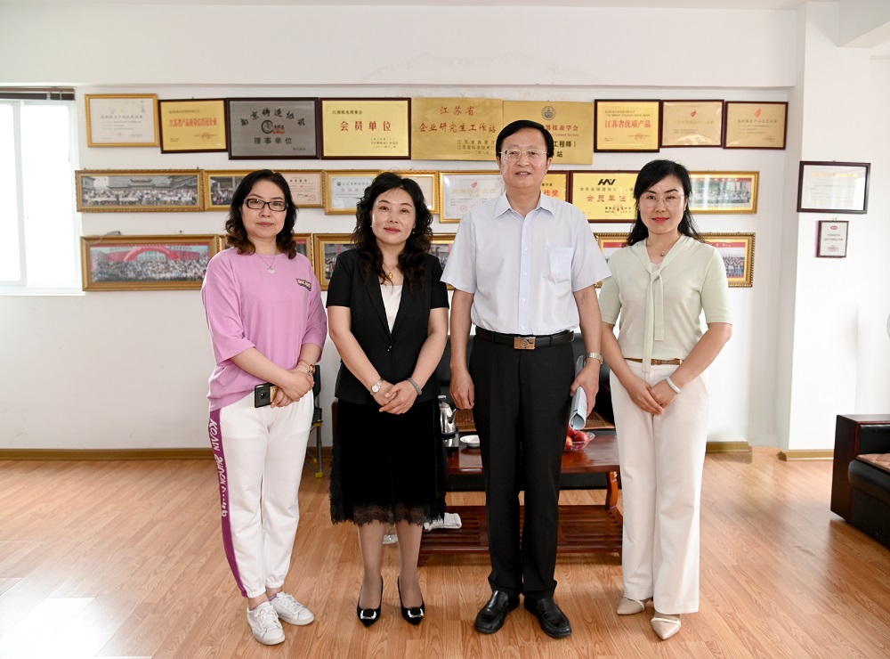 中國(guó)鑄造協(xié)會(huì)張立波會(huì)長(zhǎng)、袁亞娟專務(wù)與江蘇省高淳經(jīng)濟(jì)開發(fā)區(qū)領(lǐng)導(dǎo)蒞臨我司指導(dǎo)工作!